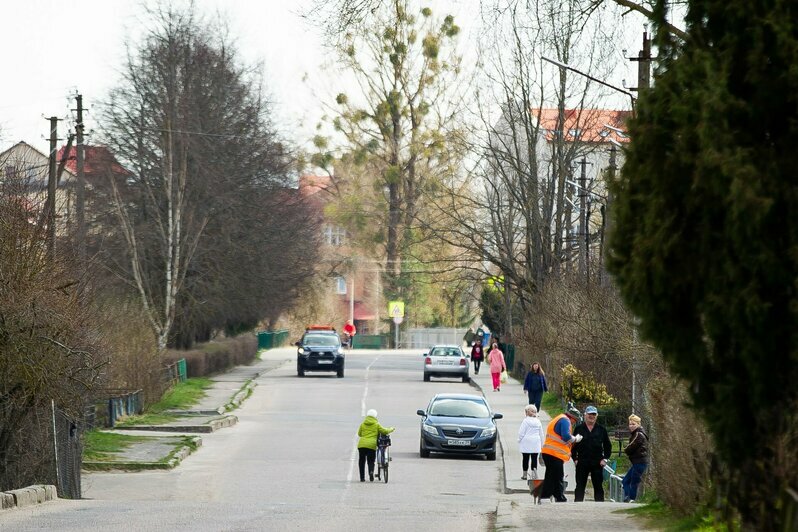 Технический персонал убирает улицы города | Фото: Александр Подгорчук / «Клопс»