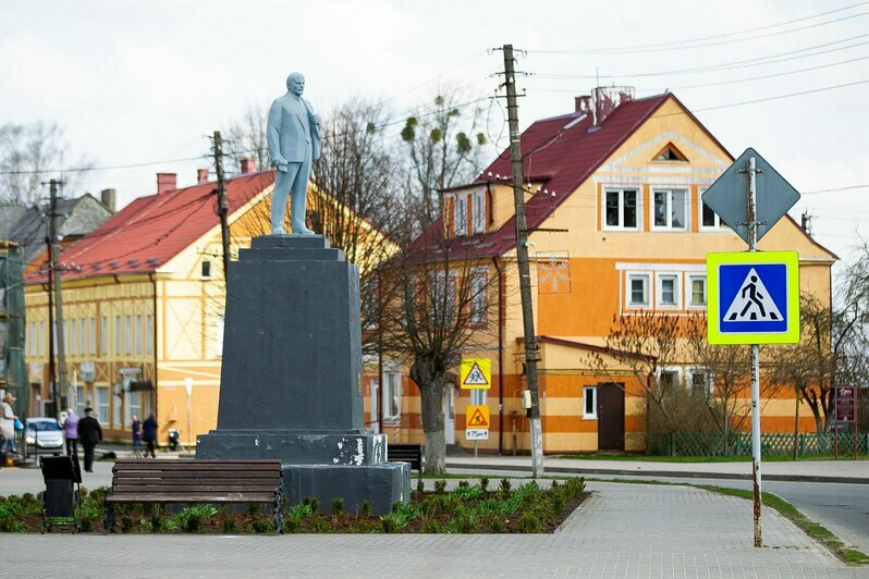 Владимир Ильич наблюдает за городом с постамента | Фото: Александр Подгорчук / «Клопс»
