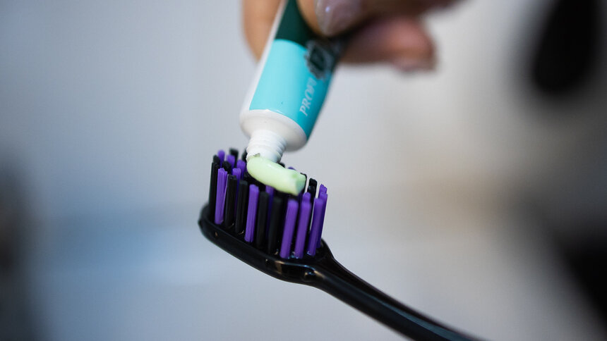 Стоматолог рассказал, почему детям нельзя чистить зубы пастой для взрослых | Фото: Александр Подгорчук / Архив «Клопс»