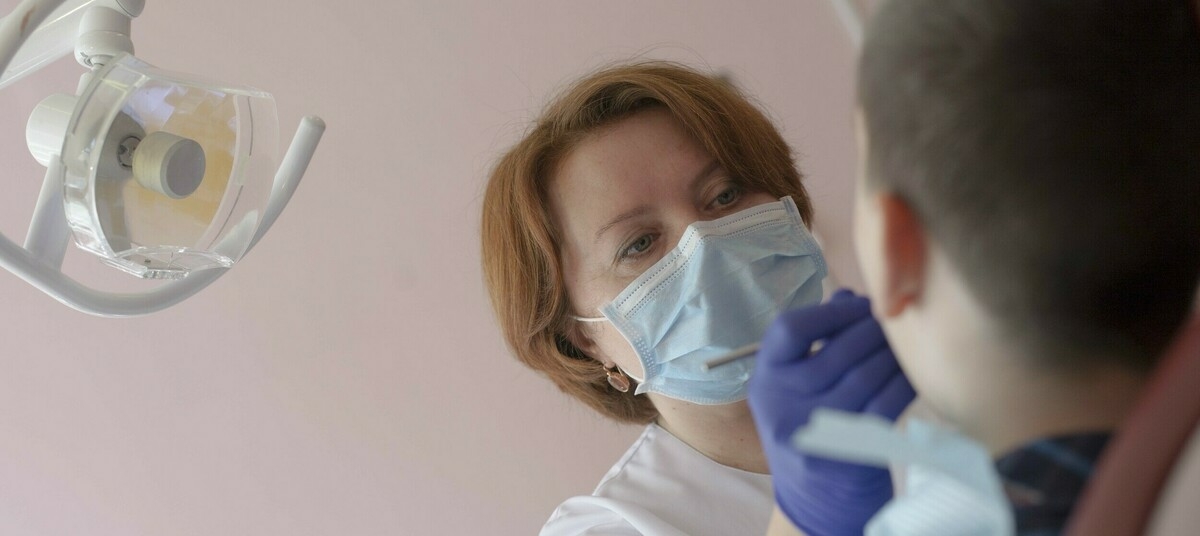 Стоматологи назвали показания к удалению зубов мудрости