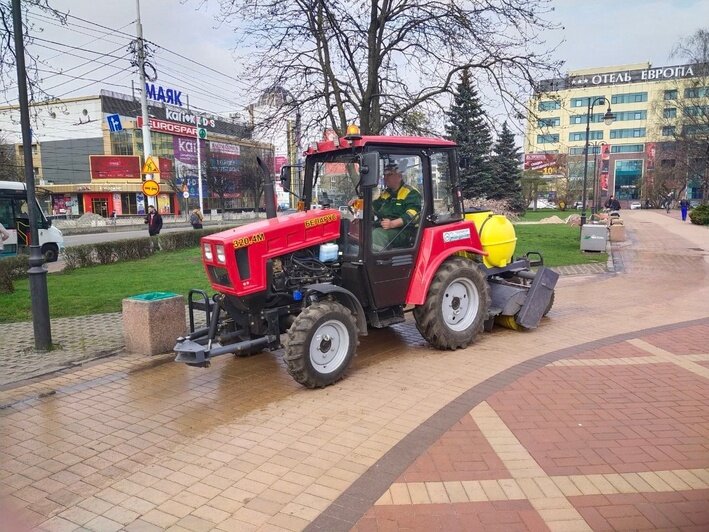 Машины припаркованы параллельно