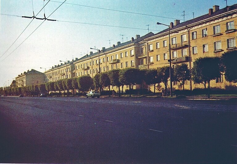 Вид на Ленинский проспект с Дома Советов, 1992 год и вид на Ленинский проспект без "ганзейских домиков", начало 1980-х годов | Фото: государственный архив Калининградской области