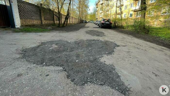 В Калининграде жители одной из самых разбитых улиц в центре сами засыпали ямы и расширили парковку (фото) - Новости Калининграда | Фото: «Клопс»