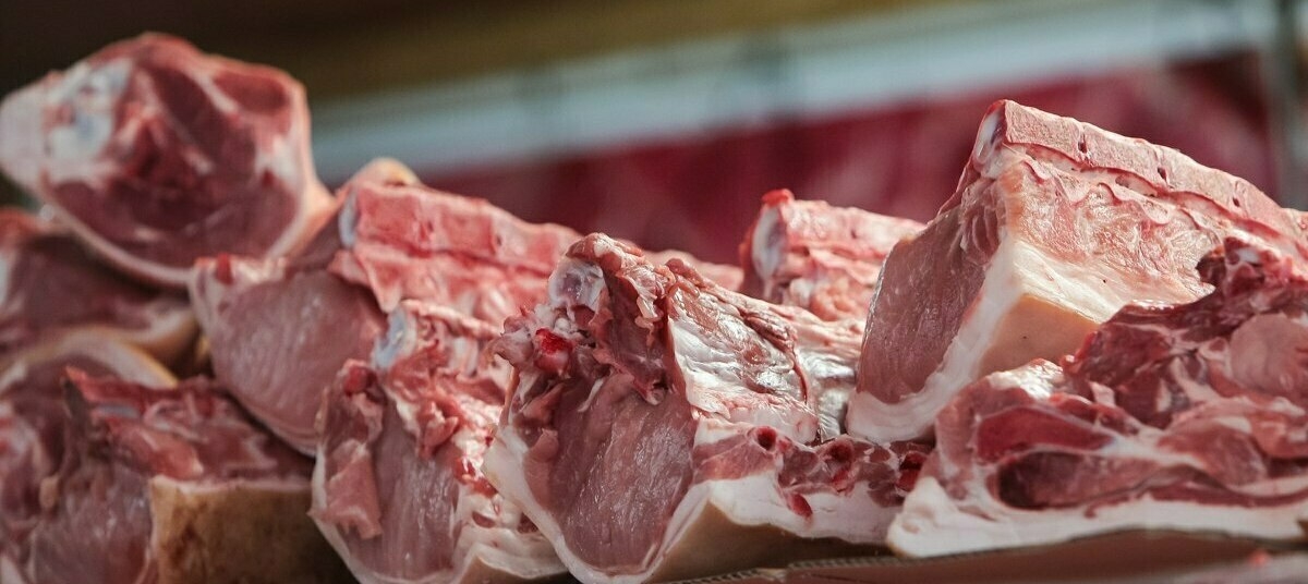 Консистенция, запах и цвет: как выбирать мясо перед праздниками, чтобы избежать отравления
