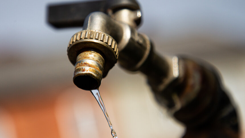 На Кубани пьяный мужчина катался по станице в ванне на колёсах (видео ...