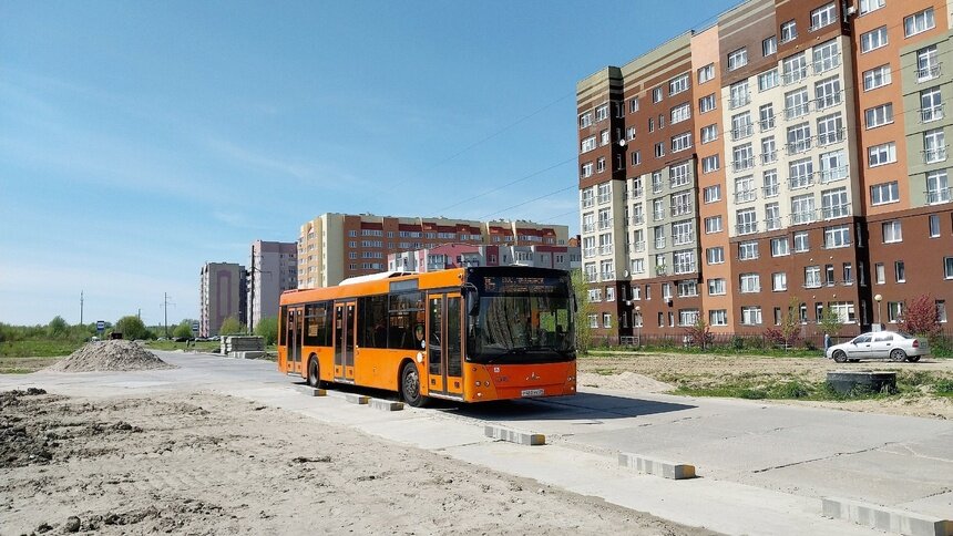 В Калининграде городской автобус пустили по «тропинке» из бетонных плит ...