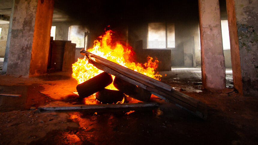 В Краснознаменске пьяный мужчина прятался от жены в доме администрации ...