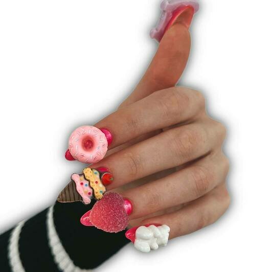 Маникюрщик из Калининграда создаёт треш-дизайны ногтей, которые шокируют прохожих (фото) - Новости Калининграда | Фото предоставил Саша