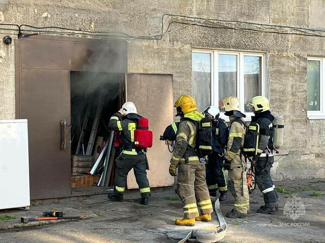 На вызов приехали пять машин: на Красной загорелся многоквартирный дом  (фото) - Новости Калининграда