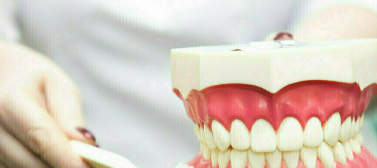 «Вплоть до летального исхода»: стоматолог рассказал, когда установка имплантов становится опасной для пожилых людей
