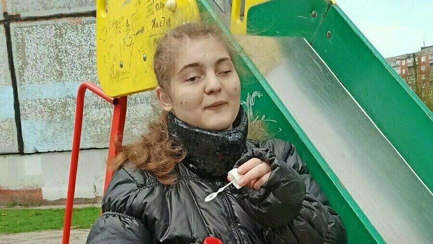 Вика Петрова на детской площадке | Фото предоставила мама Виктории