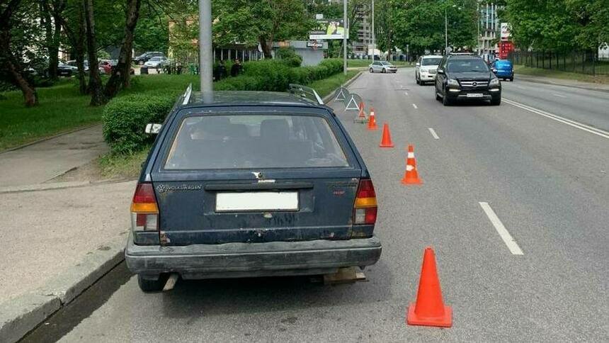 На Румянцева водитель без сознания выехал на встречку и сбил фонарный ...