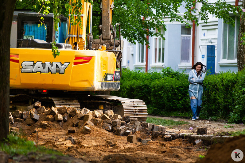 Снимают брусчатку и удивляют прохожих: в Калининграде закрыли на ...