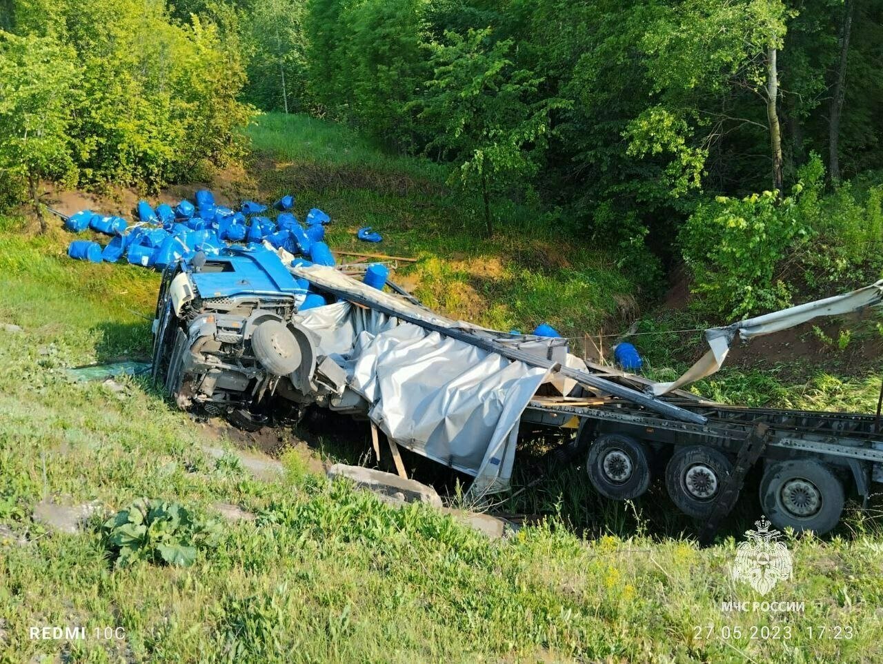 На трассе в Башкирии перевернулась фура с химикатами (фото) - Новости  Калининграда