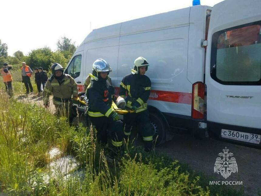 С места ЧП до машины скорой помощи пострадавшего доставили спасатели  | Фото: ГУ МЧС по Калининградской области