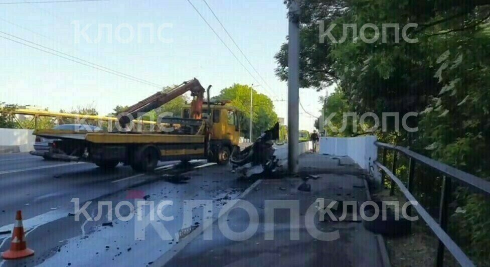 Разорвало на части: на Горького разбилась и сгорела машина (видео