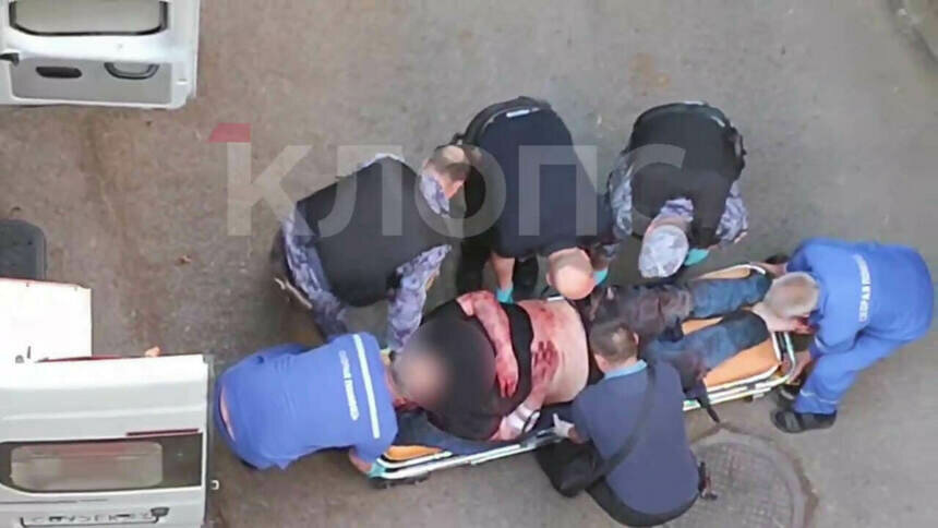 Пострадавшего грузят на носилки медики и полицейские | Скриншот видеозаписи 