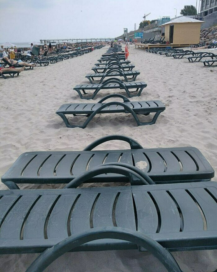 «Оккупировали берег»: отдыхающие пожаловались на лежаки, которыми заставили пляж Зеленоградска - Новости Калининграда | Фото предоставила Ирина