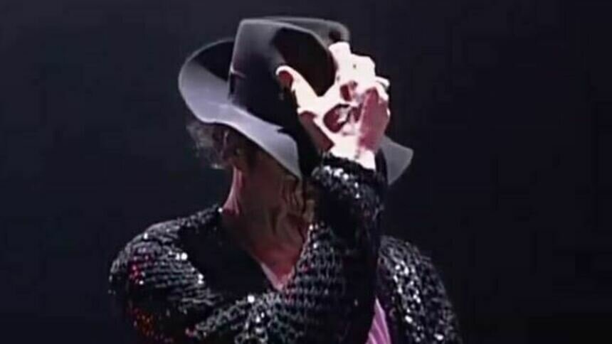 Шляпа Майкла Джексона, в которой он впервые исполнил «лунную походку», выставлена на аукцион за 60 тыс. евро - Новости Калининграда | Фрагмент выступления Майкла Джексона, запись телеканала ZDF