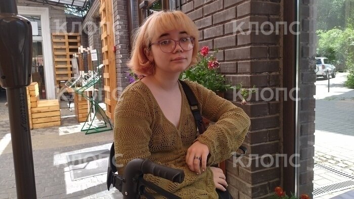18-летняя Камила передвигается при помощи ходунков | Фото: Ольга Запивалова