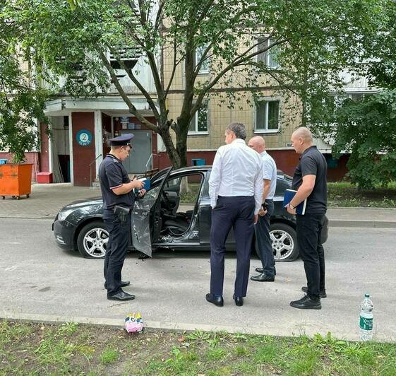 В Белгороде взорвалась машина, пострадали водитель и проходившие мимо женщина с ребёнком (фото) - Новости Калининграда | Фото: телеграм-канал Вячеслава Гладкова