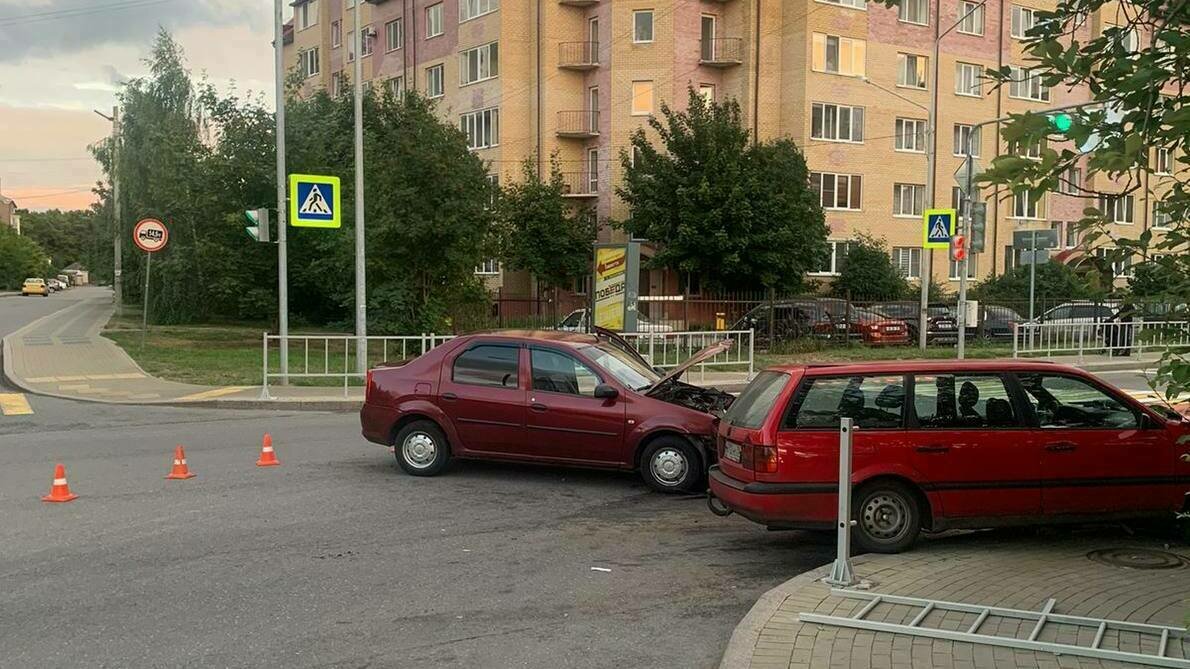 В Зеленоградске 19-летний водитель легковушки не уступил дорогу другой  машине, обе пробили отбойник - Новости Калининграда