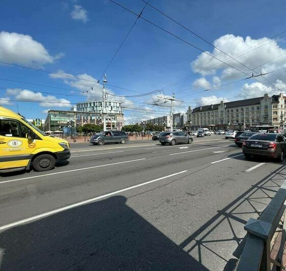 Сумбур на площади Победы: стёртая стрелка сбила с толку водителей - Новости Калининграда | Фото: «Клопс»