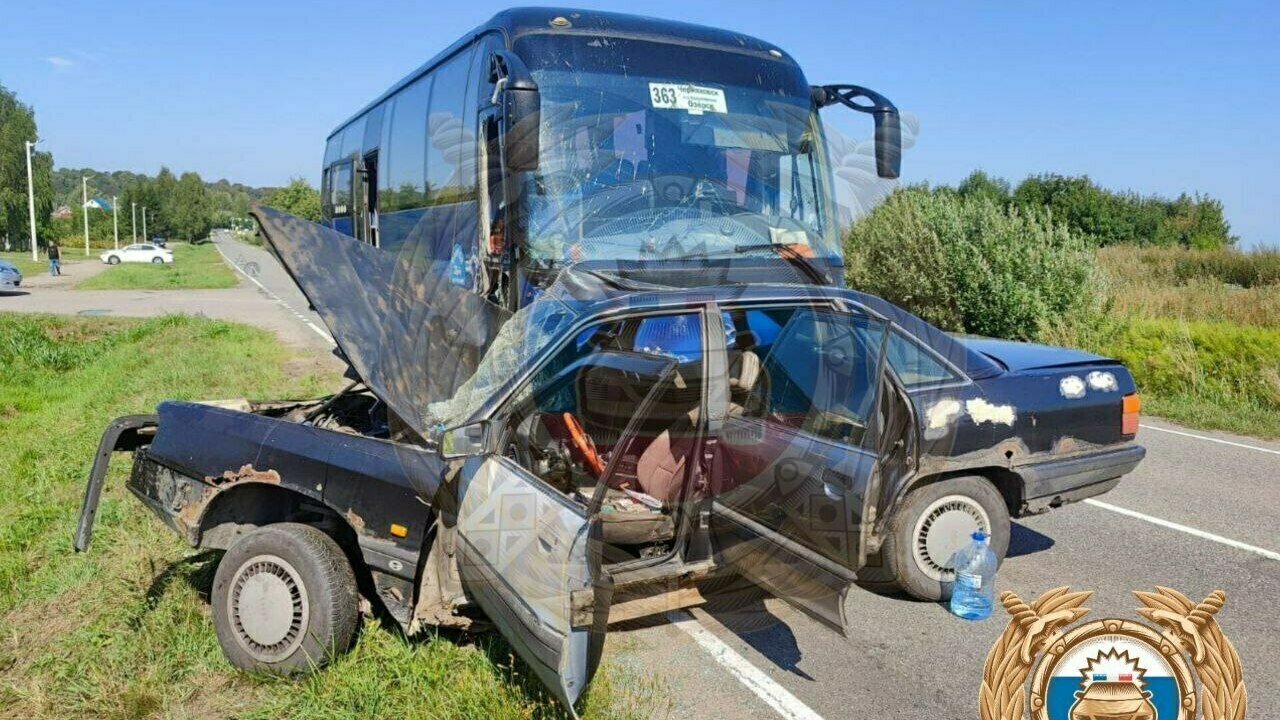 В Озёрском районе рейсовый автобус помял выехавшую на встречку легковушку, машина  перегородила дорогу - Новости Калининграда