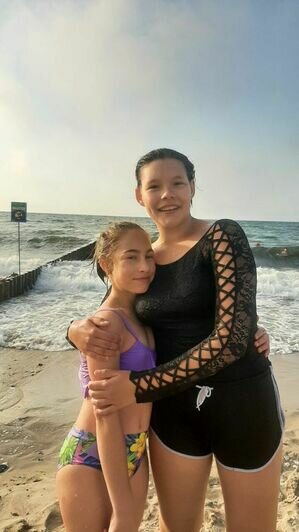 Спасённые девочки обнимаются на пляже  | Фото: очевидец 