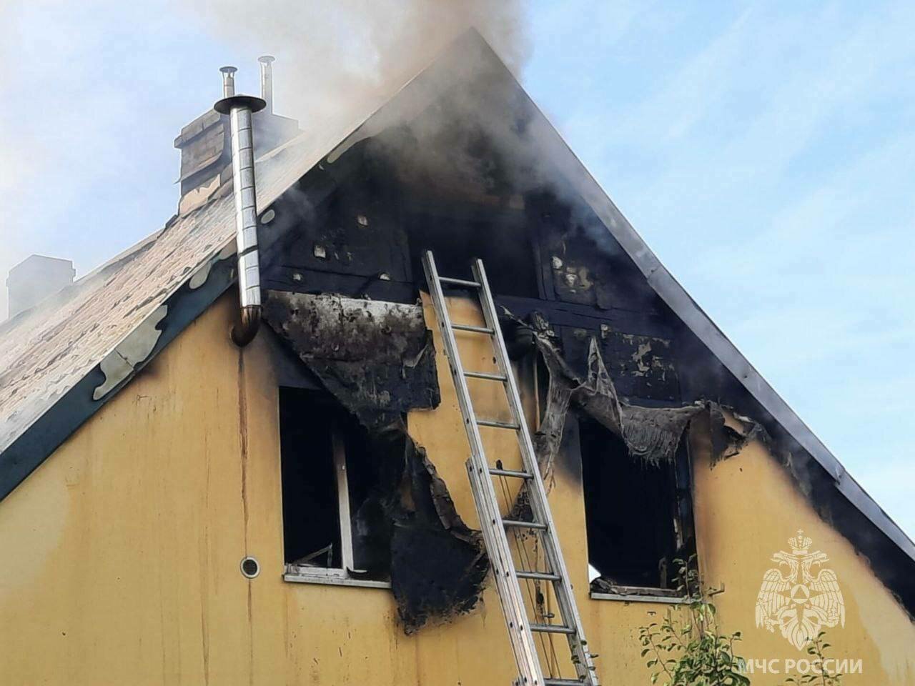 Появились кадры пожара в Мамоново, где из горящего дома на руках выносили  бабушку - Новости Калининграда