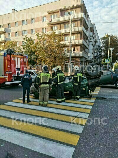 В Калининграде у Южного вокзала перевернулся автомобиль (фото)    - Новости Калининграда | Фото: Очевидец