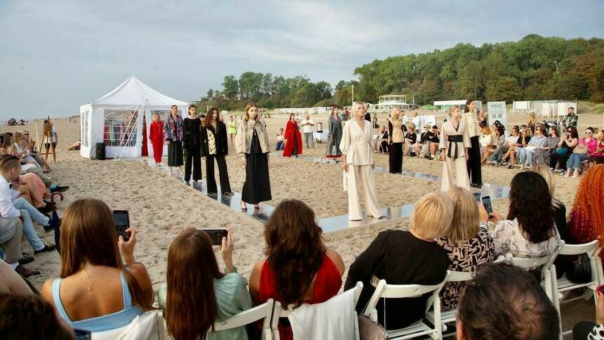 На пляже в Янтарном прошёл модный показ калининградских брендов - Новости Калининграда