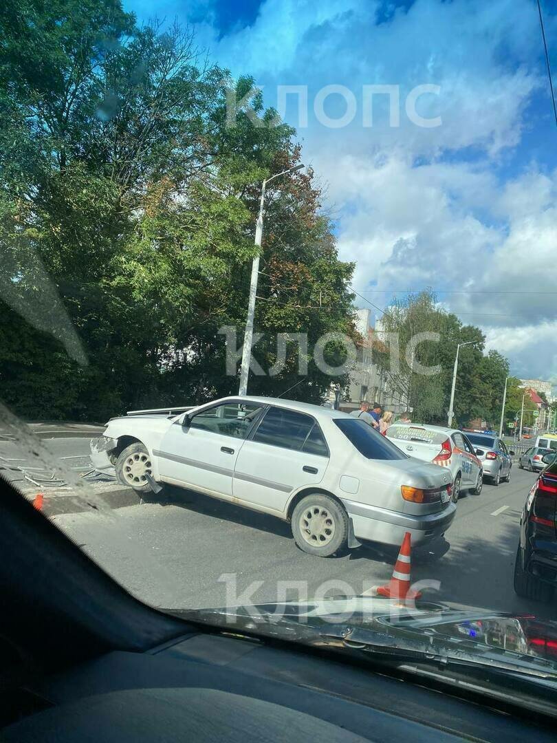 Машина стоит поперёк дороги: из-за ДТП на Горького в Калининграде  образовалась пробка (фото) - Новости Калининграда