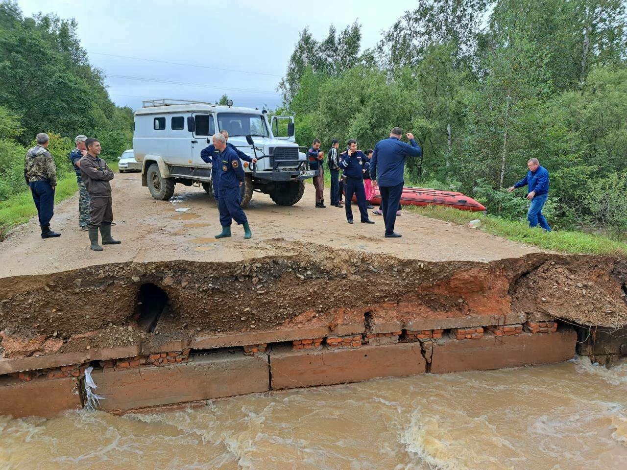 В Приморье машина женщины с ребёнком провалилась в промоину, их спасло  дерево - Новости Калининграда