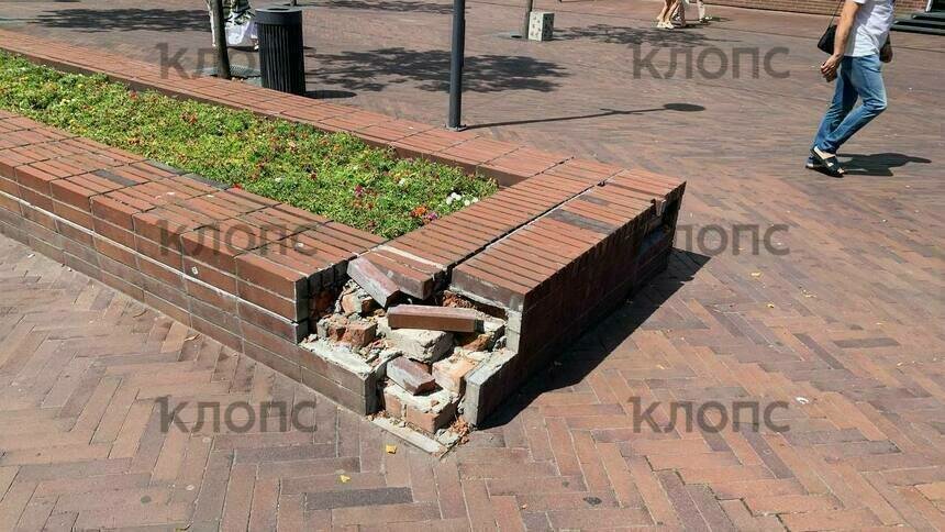 Власти отремонтируют скамейки-вазоны на Баранова, которые рассыпались на кирпичи под отдыхающими - Новости Калининграда | Фото: архив «Клопс»