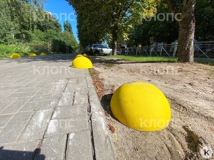 На Сергеева появились дорожные ограничители на тротуарах в виде желтков (фото) - Новости Калининграда | Фото: Александр Подгорчук / «Клопс»