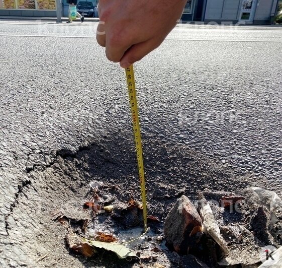 «Уже полтора месяца никому дела нет»: на Нарвской водители влетают в 15-сантиметровый провал на дороге (фото) - Новости Калининграда | Фото: Александр Подгорчук / «Клопс»