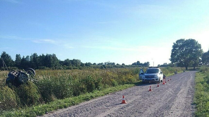 Под Нестеровом «Лада» на высокой скорости вылетела в кювет и опрокинулась - Новости Калининграда | Фото: пресс-служба УМВД России по Калининградской области