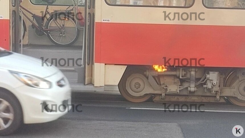 В центре Калининграда во время движения загорелся трамвай (видео) - Новости Калининграда | Фото очевидца