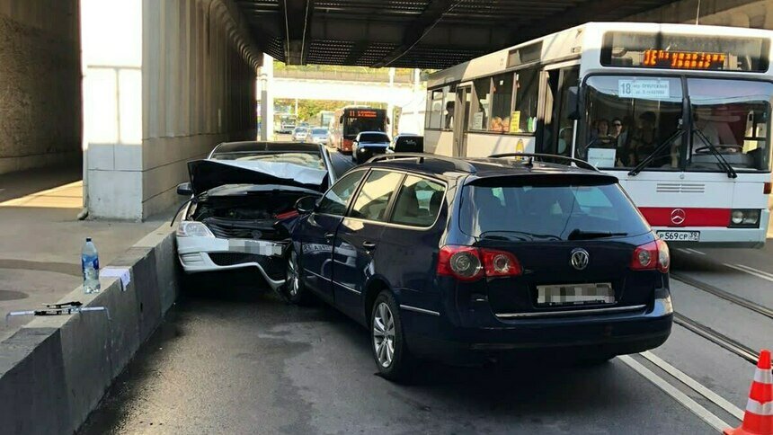 На Киевской легковушка выехала на встречку и вдавила в бордюр другое авто (фото) - Новости Калининграда | Фото: пресс-служба регионального УМВД