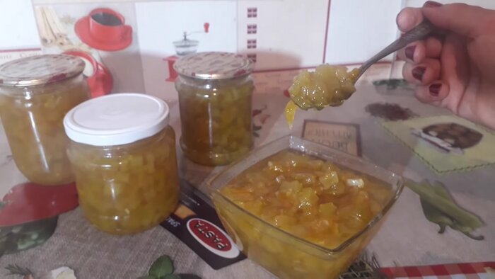 Острый салат, шоколадные кексы и пицца: что можно приготовить из кабачков - Новости Калининграда | скриншот видео на YouTube канале 