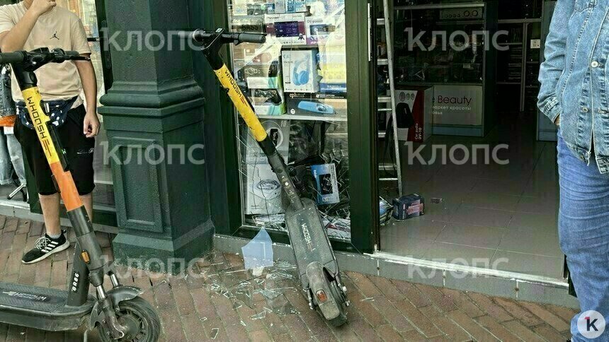 В центре Калининграда электросамокатчик врезался в магазин и разбил витрину (фото) - Новости Калининграда | Фото: «Клопс»