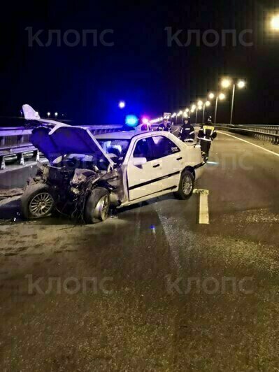 Машину кидало в отбойники: на Приморском кольце загорелся Mercedes, водитель исчез до приезда спасателей - Новости Калининграда | Фото: очевидец