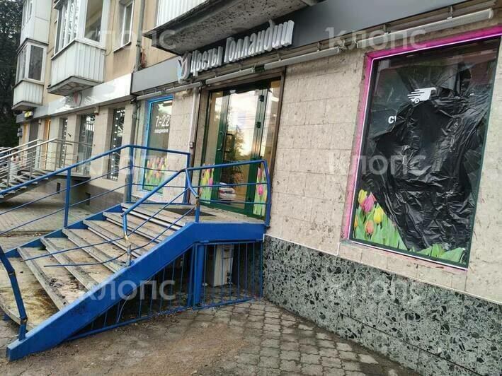 В магазине разбито окно, испорчены перила и фасад | Фото: Виктория Коростелёва