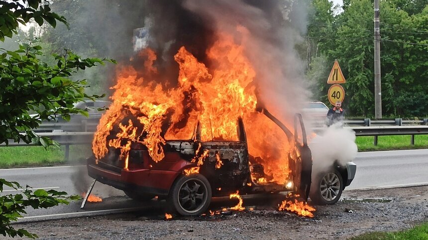 На Балтийском шоссе загорелся автомобиль (фото, видео) - Новости Калининграда | Фото: очевидец