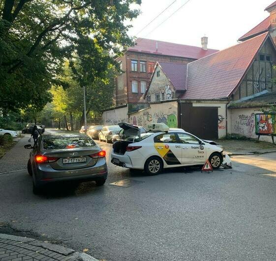 В Калининграде возле лицея №49 машина такси протаранила бок легковушки (фото) - Новости Калининграда | Фото: очевидец