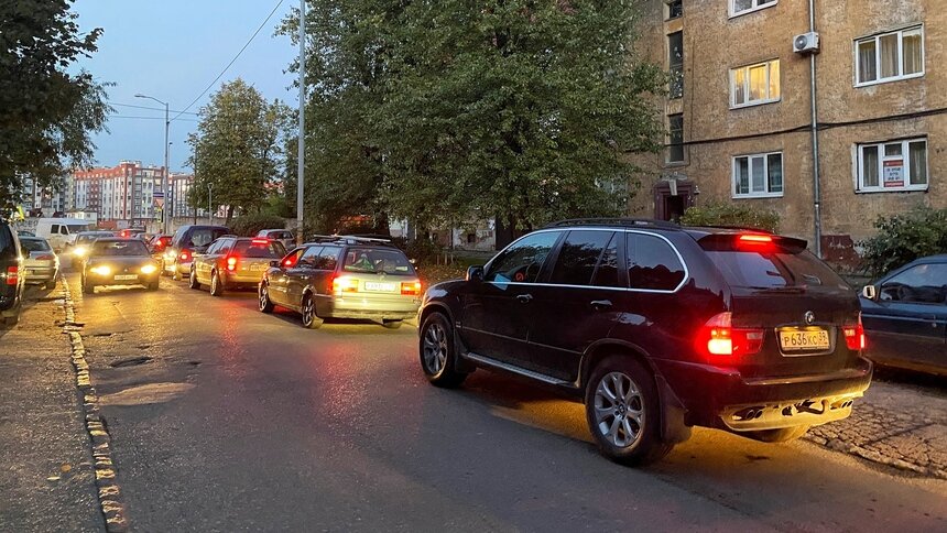 В Московском районе в понедельник вечером образовались километровые пробки - Новости Калининграда | Фото очевидцев