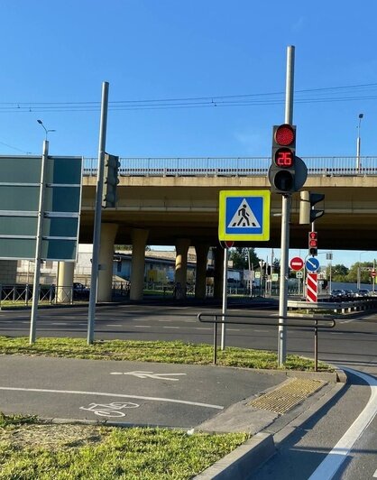 «Странный предмет»: в конце Московского на тротуаре соорудили неизвестную конструкцию из железа (фото)   - Новости Калининграда | Фото Татьяны Батыршиной