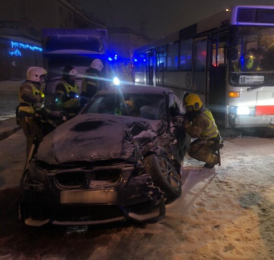 В салоне BMW нашли удостоверение полицейского: на Железнодорожной столкнулись автобус и легковушка — источник - Новости Калининграда | Фото: источник