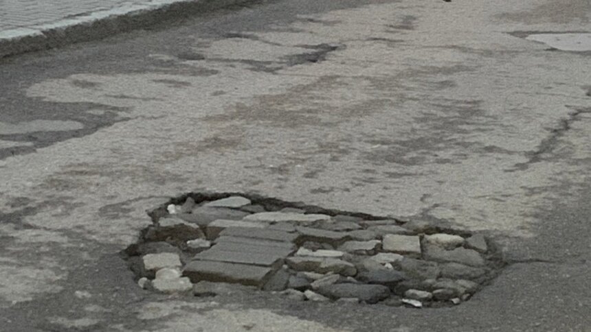 Разбив подвески своих авто, калининградцы сами засыпали камнями яму на Леонова (фото) - Новости Калининграда | Фото читателя